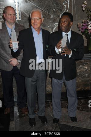 NEW YORK – 17. APRIL: Fußballlegende Pele Cosmos und Franz Beckenbauer werden â œflip switchâ â das weltberühmte Empire State Building erleuchten, œCosmos greenâ um teamâ am 17. April 2015 in New York den Start der Frühjahrssaison 2015 zu feiern. Leute: Pele Cosmos, Franz Beckenbauer. (Kreditbild: © SMG via ZUMA Press Wire) Stockfoto
