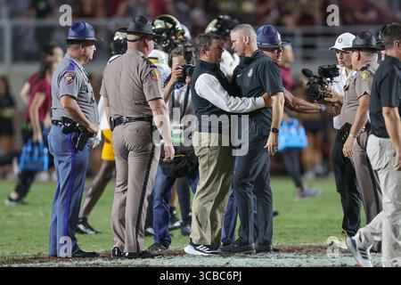 SEPTEMBER 2021: Der Head Coach der Southern Miss Golden Eagles will Hall und Mike Norvell, der Head Coach der Florida State Seminoles, treffen sich im Mittelfeld nach einem College-Football-Spiel zwischen den Southern Miss Golden Eagles und den Florida State Seminoles im Doak-Campbell Stadium in Tallahassee, Florida. Bobby McDuffie/CSM (Kreditbild: Stockfoto