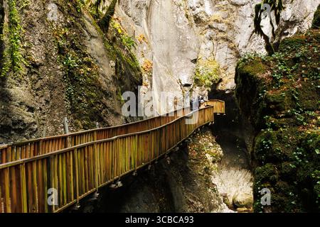 Eine Familie geht durch die Brücke im Canyon zwischen felsigen Klippen, Türkei Stockfoto