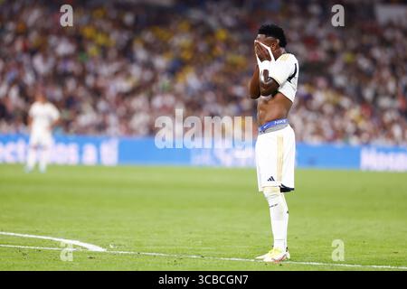 27. September 2023, MADRID, SPANIEN: Vinicius Junior von Real Madrid Gesten während der spanischen Liga, LaLiga EA Sports, Fußballspiel zwischen Real Madrid und UD Las Palmas im Santiago Bernabeu Stadion am 27. September 2023 in Madrid, Spanien. (Kreditbild: © Oscar J. Barroso/AFP7 via ZUMA Press Wire) Stockfoto