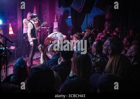 Oktober 2023, Oslo, Kopenhagen, Norwegen: Oslo, Norwegen. Oktober 2023. Die schwedische Indie-Rock-Band Bob Hund gibt ein Live-Konzert im Blaa in Oslo. Hier ist Sänger Thomas Oberg live auf der Bühne zu sehen. (Foto: © Jan-Erik Eriksen/Gonzales Foto via ZUMA Press) Stockfoto