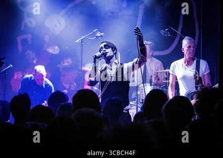 Oktober 2023, Oslo, Kopenhagen, Norwegen: Oslo, Norwegen. Oktober 2023. Die schwedische Indie-Rock-Band Bob Hund gibt ein Live-Konzert im Blaa in Oslo. Hier ist Sänger Thomas Oberg live auf der Bühne zu sehen. (Foto: © Jan-Erik Eriksen/Gonzales Foto via ZUMA Press) Stockfoto