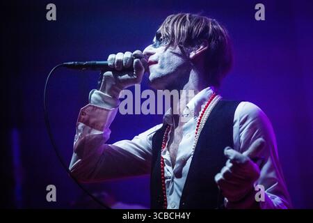 Oktober 2023, Oslo, Kopenhagen, Norwegen: Oslo, Norwegen. Oktober 2023. Die schwedische Indie-Rock-Band Bob Hund gibt ein Live-Konzert im Blaa in Oslo. Hier ist Sänger Thomas Oberg live auf der Bühne zu sehen. (Foto: © Jan-Erik Eriksen/Gonzales Foto via ZUMA Press) Stockfoto