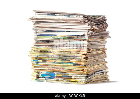 Ein paar alte Zeitungen, isoliert auf weißem Hintergrund. Stockfoto