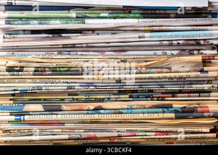 Nahaufnahme eines Haufens oder einer Packung alter Zeitungen. Stockfoto