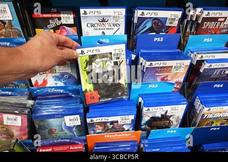 Lade ein Display voller PS5-Spiele für eine Videospielkonsole Stockfoto