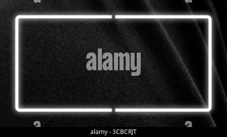 Neonlicht und leuchtender Rechteckrahmen. Dunkle Textur, die das komplizierte Webmuster aus schwarzem Material mit dezenten Highlights und Schatten zeigt. Stockfoto