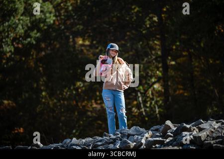 Teen, die Müll im State Park in Missouri abholen Stockfoto