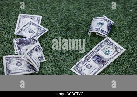 7. November 2023 in Mailand, Italien: Gefälschte Banknoten, die ein Bild des ehemaligen Torhüters des AC Mailand Gianluigi Donnarumma von Paris Saint-Germain FC darstellen, lagen während der Gruppenphase der UEFA Champions League 2023/24 – Gruppenspiel der Gruppe F zwischen dem AC Mailand und Paris Saint-Germain FC im San Siro Stadion auf dem Boden. Endergebnis; AC Milan 2 : 1 Paris Saint-Germain. (Kreditbild: © Fabrizio Carabelli/SOPA Images via ZUMA Press Wire) Stockfoto