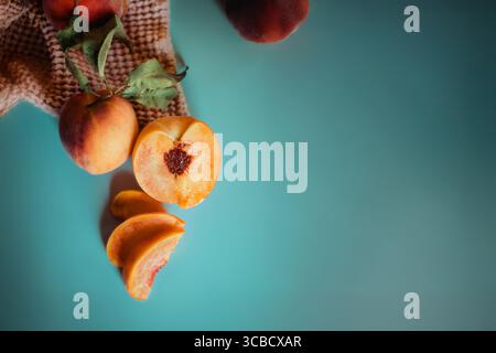 Close-up flache Lagen reifer Pfirsiche auf blauem Hintergrund Stockfoto