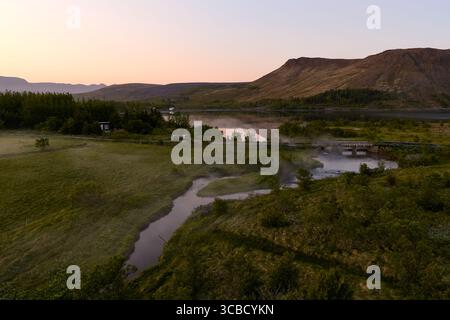 Sonnenaufgang beleuchtet den nebligen Fluss und den See in Mosfellsbær, island Stockfoto