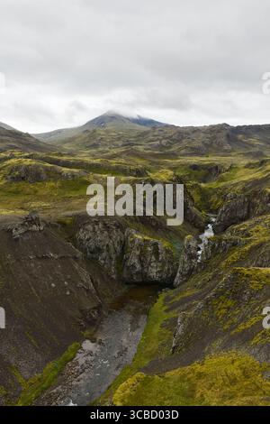 Fluss fließt durch felsige Schlucht Stockfoto