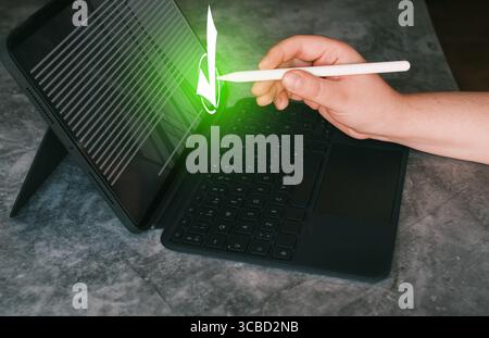 Geschäftsfrau unterschreibt online Vertrag. Markieren Sie die App mit einem Häkchen für das Prüflistendokument, die Prüfung und das Genehmigungskonzept. Stockfoto