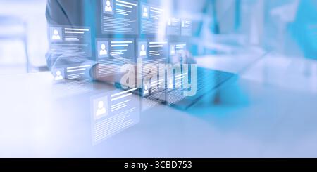 Digital Resume Management und Online Recruitment Platform werden auf einer virtuellen Schnittstelle angezeigt. Stockfoto