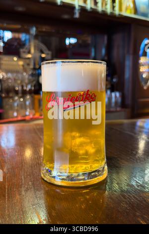 Sarajevo - Bosnien und Herzegowina, 6. August 2025: An der Bar in Sarajevo steht ein kaltes Sarajevsko-Bier, das mit seinem knackigen Geschmack die Gäste verführt. Stockfoto