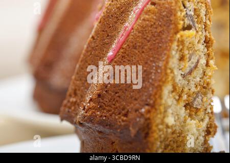 Frisches Kastanienkuchen-Brot-Dessert mit Mandeln und Pistazien Stockfoto