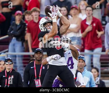 28. Oktober 2023, Stanford, Kalifornien, USA: Der Stanford Cardinal Wide Receiver BRYCE FARRELL (3) lässt einen Pass fallen, während er beim NCAA-Fußballspiel Washington Huskies vs Stanford Cardinal im Stanford Stadium gegen Washington Huskies Safety MAKELL ESTEEN (24) abwehrt. (Bild: © Jose Moreno/ZUMA Press Wire) Stockfoto