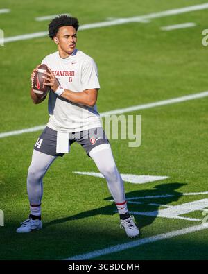 28. Oktober 2023, Stanford, Kalifornien, USA: Stanford Cardinal Quarterback ASHTON DANIELS (14) wärmt seinen Wurfarm beim Vorspiel für das NCAA-Fußballspiel Washington Huskies vs Stanford Cardinal im Stanford Stadium auf. (Bild: © Jose Moreno/ZUMA Press Wire) Stockfoto