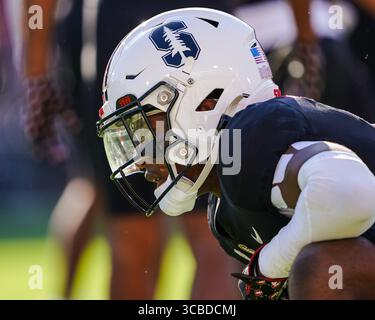 28. Oktober 2023, Stanford, Kalifornien, USA: Der Spieler des Stanford Cardinal konzentriert sich auf die vor dem Spiel liegende Aufgabe während der Aufwärmphase beim NCAA-Spiel Washington Huskies vs. Stanford Cardinal im Stanford Stadium. (Bild: © Jose Moreno/ZUMA Press Wire) Stockfoto