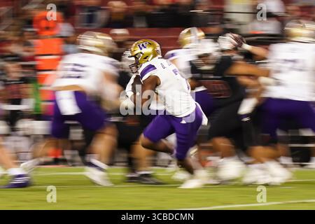 28. Oktober 2023, Stanford, Kalifornien, USA: Washington Huskies Running Back DILLON JOHNSON (7) findet das Loch und vermeidet Tackles im dritten Quartal beim NCAA-Fußballspiel Washington Huskies vs Stanford Cardinal im Stanford Stadium. (Bild: © Jose Moreno/ZUMA Press Wire) Stockfoto