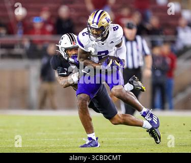 28. Oktober 2023, Stanford, Kalifornien, USA: Washington Huskies Wide Receiver ja'LYNN POLK (2) kämpft im dritten Quartal beim NCAA-Fußballspiel Washington Huskies gegen Stanford Cardinal im Stanford Stadium gegen ein Tackle. (Bild: © Jose Moreno/ZUMA Press Wire) Stockfoto