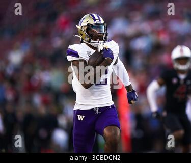 28. Oktober 2023, Stanford, Kalifornien, USA: Washington Huskies Wide Receiver ja'LYNN POLK (2) läuft in die Endzone, nachdem er einen langen Pass erhalten hat und Tackles beim NCAA-Fußballspiel Washington Huskies vs Stanford Cardinal im Stanford Stadium vermieden hat. (Bild: © Jose Moreno/ZUMA Press Wire) Stockfoto