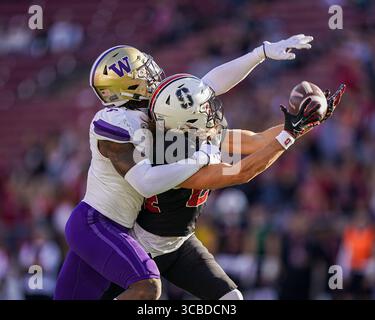 28. Oktober 2023, Stanford, Kalifornien, USA: Der Stanford Cardinal Wide Receiver TIGER BACHMEIER (24) fängt im ersten Viertel des Spiels zwischen Washington und Stanford im Stanford Stadium einen langen Pass, während er einen Washington Huskies-Eckstoß abwehrt. (Bild: © Jose Moreno/ZUMA Press Wire) Stockfoto