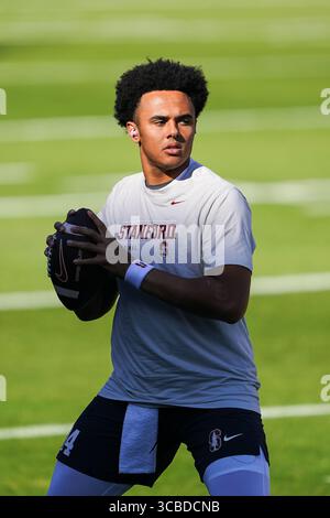 28. Oktober 2023, Stanford, Kalifornien, USA: Stanford Cardinal Quarterback ASHTON DANIELS (14) wärmt seinen Wurfarm beim Vorspiel für das NCAA-Fußballspiel Washington Huskies vs Stanford Cardinal im Stanford Stadium auf. (Bild: © Jose Moreno/ZUMA Press Wire) Stockfoto
