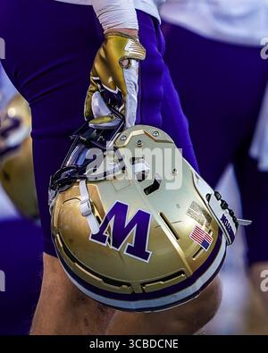28. Oktober 2023, Stanford, Kalifornien, USA: Spieler der Washington Huskies, der seinen Helm an der Seitenlinie während des NCAA-Fußballspiels Washington Huskies gegen Stanford Cardinal im Stanford Stadium hält. (Bild: © Jose Moreno/ZUMA Press Wire) Stockfoto