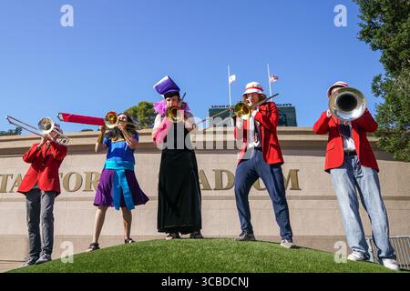 28. Oktober 2023, Stanford, Kalifornien, USA: Stanford Cardinal Band während der Vorspielfeier beim NCAA-Fußballspiel Washington Huskies vs Stanford Cardinal im Stanford Stadium. (Bild: © Jose Moreno/ZUMA Press Wire) Stockfoto
