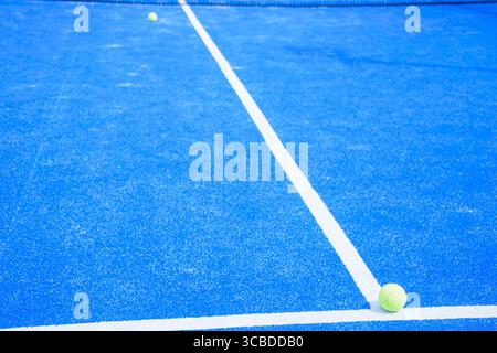 Perspektivischer Blick auf einen blauen Padel-Platz mit weißen Linien Spiel- und Wettkampfkonzept Stockfoto