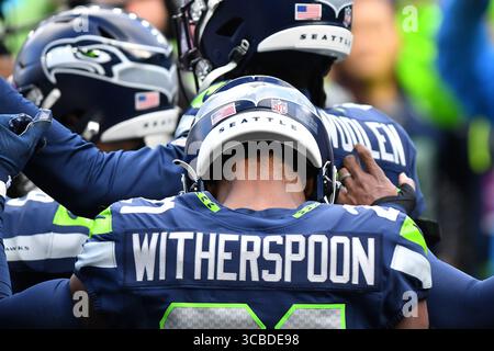 31. Dezember 2023: Seattle Seahawks Cornerback Devon Witherspoon (21) tauchte vor dem NFL Football-Spiel zwischen den Pittsburgh Steelers und Seattle Seahawks in Seattle auf. Steve Faber/CSM (Foto: © Steve Faber/CSM via ZUMA Press Wire) Stockfoto