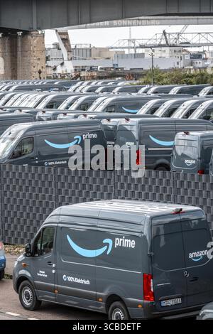 Neue Lieferfahrzeuge für den Online-Versandhändler Amazon Prime mit Elektroantrieb warten im Binnenhafen Duisburg, du Stockfoto