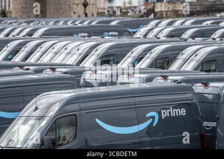 Neue Lieferfahrzeuge für den Online-Versandhändler Amazon Prime mit Elektroantrieb warten im Binnenhafen Duisburg, du Stockfoto