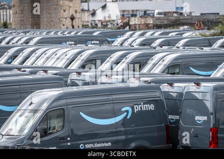 Neue Lieferfahrzeuge für den Online-Versandhändler Amazon Prime mit Elektroantrieb warten im Binnenhafen Duisburg, du Stockfoto
