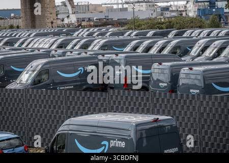Neue Lieferfahrzeuge für den Online-Versandhändler Amazon Prime mit Elektroantrieb warten im Binnenhafen Duisburg, du Stockfoto