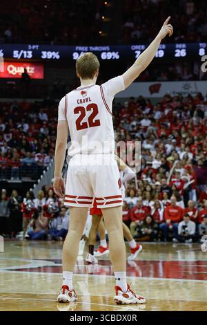 13. Februar 2024: Wisconsin Badgers stürzt Steven Crowl (22) während des NCAA-Basketballspiels zwischen den Ohio State Buckeyes und den Wisconsin Badgers im Kohl Center in Madison, WI. Darren Lee/CSM (Kreditbild: Stockfoto