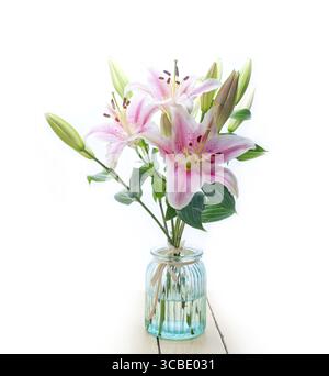 Rosa Lilie Blumenstrauß über weißem Copyspace Stockfoto