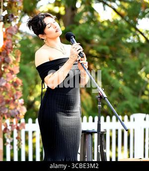 2. November 2023, St. Helena, CA, USA: Emmy Meli tritt am 2. November 2023 in St. Helena, Kalifornien, während des 2. Tages von Live in the Vineyard auf der Charles Krug Winery auf. (Bild: © Casey Flanigan/imageSPACE via ZUMA Press Wire) Stockfoto