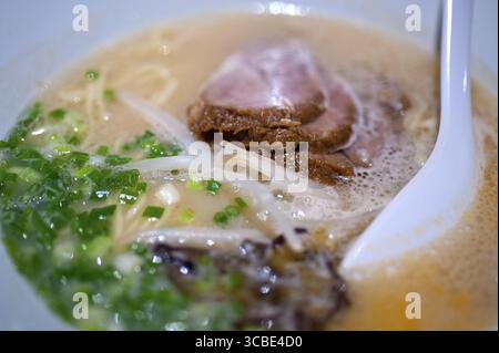 Original japanisches Rindfleisch Ramen Nudeln Suppe Nahaufnahme Stockfoto