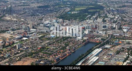 Aus der Vogelperspektive auf die Skyline des Stadtzentrums von Cardiff aus dem Südosten über das Bute East Dock, South Wales, Großbritannien Stockfoto
