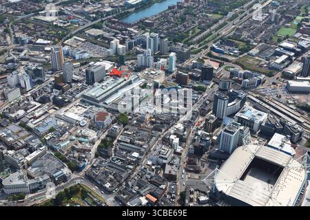 Aus der Vogelperspektive des Stadtzentrums von Cardiff mit Blick auf den Südosten des Principality Stadium, Cardiff South Wales, Großbritannien Stockfoto