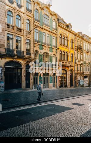 Historische Straße in Porto gesäumt von kunstvollen Gebäuden mit bunten Azulejo-Fliesen. Portugiesische Architektur, charmante Fassaden, städtisch, dekorativ Stockfoto