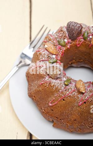 Frisches Kastanienkuchen-Brot-Dessert mit Mandeln und Pistazien Stockfoto