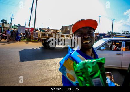 17. Februar 2024, Siaya, KENIA: Ein Straßenverkäufer verkauft Lebensmittel an Passagiere eines Busses in Kisumu City. GEM ist ein Wahlkreis in Kenia. Es ist einer von sechs Wahlkreisen im Siaya County. Der Wahlkreis wurde für die Wahlen 1963 eingerichtet. Sie hat 179.792 Einwohner, basierend auf dem Volkszählungsbericht von 2019, und ihr derzeitiges Mitglied der Nationalversammlung ist Hon. Elisha Ochieng' Odhiambo von der Orange Democratic Movement (ODM) Partei. (Bild: © Donwilson Odhiambo/ZUMA Press Wire) Stockfoto