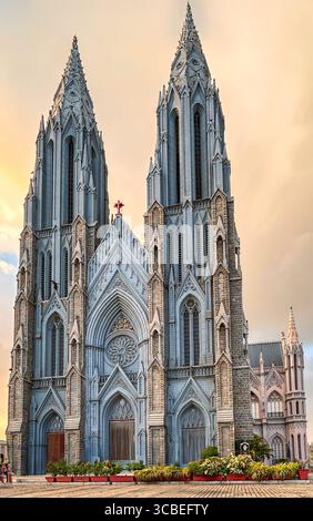 Die St. Philomena's Cathedral in Mysore, Indien, ist eine neogotische katholische Kirche aus dem Jahr 1936, die majestätische Türme und spirituelles Erbe beherbergt. Stockfoto