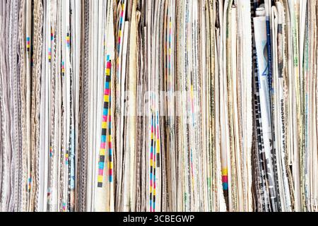 Nahaufnahme eines Haufens oder einer Packung alter Zeitungen. Stockfoto