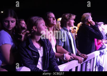 22. September 2023, Santa Barbara, Kalifornien, USA: Fans von Maroon Five beim One805 Live Spendenkonzert für Ersthelfer auf Kevin Costnerâ Anwesen am Meer in Santa Barbara. (Bild: © Amy Katz/ZUMA Press Wire) Stockfoto