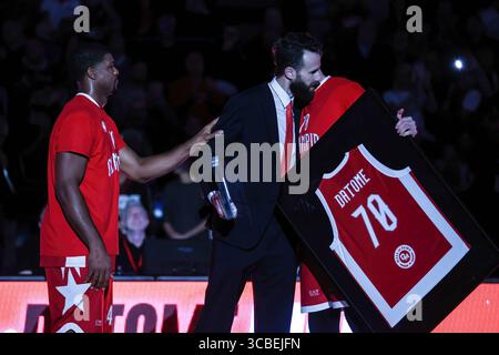 17. Oktober 2023, Mailand, Italien: Gigi Datome (C) bei der „Gigi Datome Night“ wurde gefeiert und in die Olimpia Milano Hall of Fame mit Kyle Hines #42 (L) der EA7 Emporio Armani Mailand und Nicolo Melli #9 (R) der EA7 Emporio Armani Mailand während des regulären Saisonspiels der EuroLeague Runde 3 zwischen EA7 Emporio Armani Mailand und Olympiacos Piraeus Forum Mediolanum aufgenommen. (Kreditbild: © Fabrizio Carabelli/SOPA Images via ZUMA Press Wire) Stockfoto