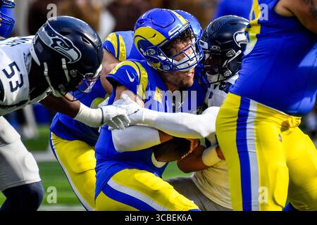 19. November 2023 Inglewood, CA. Los Angeles Rams Quarterback Matthew Stafford #9 wird von Seattle Seahawks Cornerback Devon Witherspoon (21) im ersten Quartal während des NFL-Fußballspiels gegen die Seattle Seahawks gejagt. Pflichtfoto: Louis Lopez/Cal Sport Media (Credit Image: © Louis Lopez/CSM via ZUMA Press Wire) Stockfoto